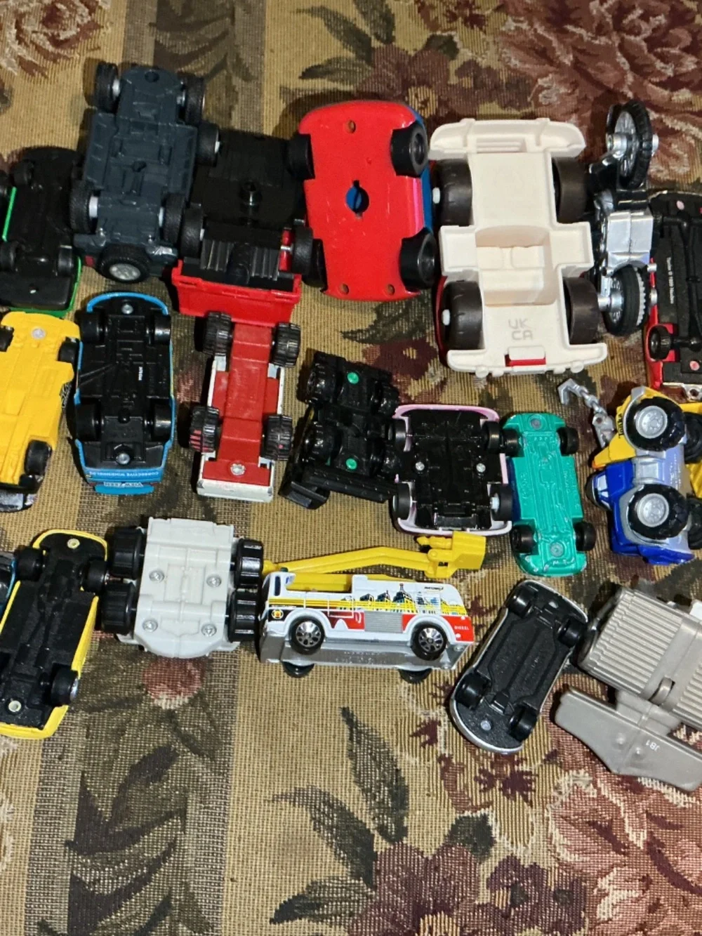 23 Hot wheels Matchbox Maisto mattel and More Toy cars